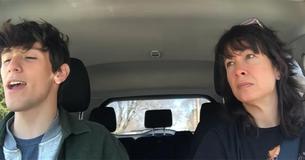 Un garçon de 16 ans reprend la chanson des "Misérables" pendant une balade en voiture