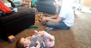 Una bambina ha una dolcissima "conversazione" con il fratello adolescente