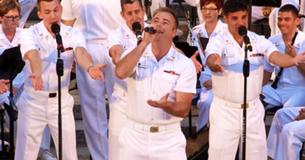 Cinco marineros interpretan canciones de los años 60 y enloquecen al público