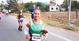 Marathon Runner Finds Stray Puppy During Race And Carries Him 19 Miles