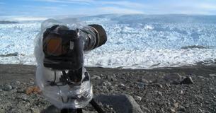 Le photographe pointe son appareil photo sur le glacier et quelques secondes plus tard, il capture l'impossible 