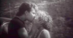 Remontez le temps avec les images évocatrices de Patrick Swayze interprétant "She's Like The Wind" de "Dirty Dancing"