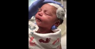Une petite fille nouveau-née réchauffe les cœurs en se faisant laver les cheveux