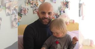 Un père célibataire a adopté une petite fille atteinte du syndrome de Down qui a été rejetée par sa mère et 20 familles adoptives