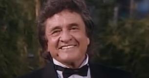 Johnny Cashs Aufführung von "Ragged Old Flag" (1985)