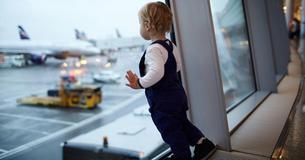 Piloot draait vliegtuig om omdat moeder haar baby is vergeten op de luchthaven