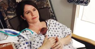 Mama houdt dochtertje van 360 gram voor de eerste keer vast na twee weken.