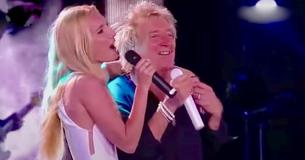 Trotse vader Rod Stewart en zijn knappe dochter zingen samen 'Forever Young' van Bob Dylan op het  podium