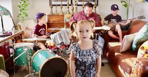 Une petite fille vole adorablement la vedette à la jam session de son père et de son frère