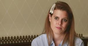 La princesse Béatrice fait vibrer d'élégantes barrettes de cheveux perlées alors qu'elle donne une nouvelle interview émouvante