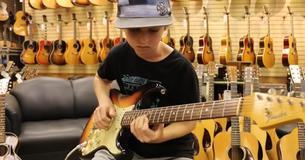 Un jeune de 12 ans gagne un public important en déchiquetant sa guitare en magasin