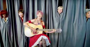 Un artiste écrit une chanson pour "Les vieilles dames" et fait craquer les femmes