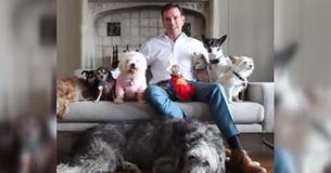 Man die rouwt om verlies van zijn hond ging naar asiel en adopteerde oude honden die niemand meer wilde