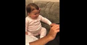 Bimba ascolta la canzone "Baby Shark" e inizia a scatenarsi coinvolgendo anche i genitori