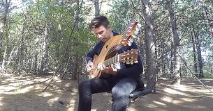 L'interprétation par un homme de "The Sound of Silence" sur une guitare harpe à 18 cordes est trop charmante pour être décrite 