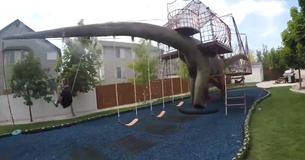Ce père doit être récompensé pour avoir construit une aire de jeux en forme de dinosaure de 14 mètres pour ses enfants