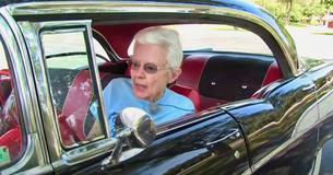 Une femme expose sa Chevrolet vintage, la seule voiture qu'elle ait conduite depuis qu'elle la achetée en 1957