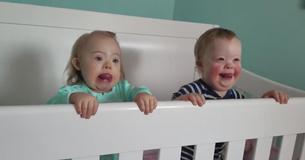 Twee schattige peuters met het syndroom van Down werden beste maatjes.