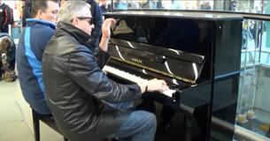 Deux hommes s'assoient au piano pour jouer de la musique quand une femme les rejoint pour un spectacle formidable et inattendu 