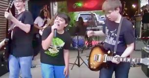 Un guitariste de 12 ans dirige un groupe de garage qui étonne avec sa reprise de Guns N' Roses