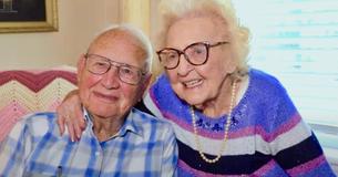 Un vétéran de la Seconde Guerre mondiale agé de 100 ans épouse une femme de 102 ans après l'avoir courtisée pendant un an