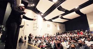 Weerbarstige studenten krijgen lesje in realiteit van motivatiespreker - hele auditorium valt stil