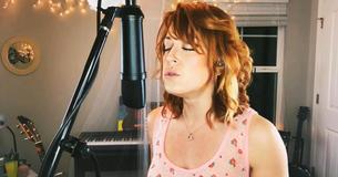 Zangeres voert verbluffende vertolking van Patsy Cline Ballad uit