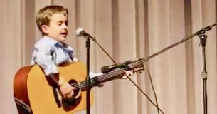 Jochie dat klinkt als Johnny Cash zorgt dat publiek hem staande ovatie geeft
