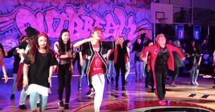 Des élèves commencent à danser sur "Uptown Funk", mais un professeur de 60 ans leur vole la vedette