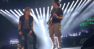 Keith Urban amène un fan sur scène pour un duo de guitare, acclamé par la foule
