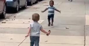 Deux petits meilleurs amis qui courent l'un vers l'autre après seulement deux jours de séparation égayeront la journée de chacun de nous