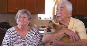 Un couple de personnes âgées rencontre un généreux agent de recouvrement qui leur rend leur voiture après avoir payé leurs dettes