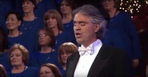 La star de l'opéra Andrea Bocelli interprète avec un chœur la magnifique interprétation du "The Lord's Prayer"