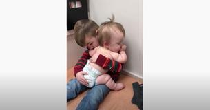 L'adorable grand frère John berce sa petite sœur Clara pour qu'elle dorme