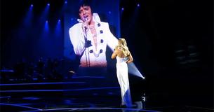 Betoverend duet brengt Elvis weer tot leven als internationale ster samen met hem optreedt