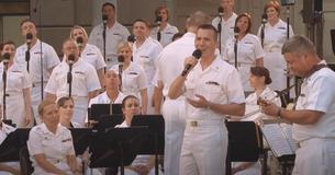 Amerikaanse marineband mixt 'Somewhere Over The Rainbow' op een heerlijke manier
