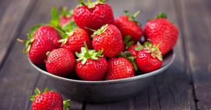 Une femme partage une astuce pour garder les fraises fraîches au réfrigérateur pendant des semaines