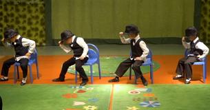 Schattige leerlingen doen goed gechoreografeerde stoelendans