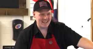 Un homme autiste ouvre son propre café après que personne ne l'ait embauché