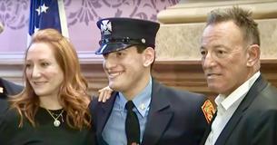 Bruce Springsteen orgoglioso del figlio più giovane che presta giuramento come vigile del fuoco del New Jersey