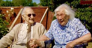 Un couple qui s'est rencontré grâce à un rendez-vous arrangé commémore quatre-vingts ans de mariage - " Ils se tiennent toujours la main "