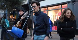 Un duo reprend une chanson d'Ed Sheeran mais un homme leur vole la vedette en se produisant en italien