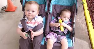 Un pasteur adoptent deux enfants en bagages abandonnés près de poubelle avec simplement quelques couches