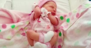 L'adorable étirement matinal d'un nouveau-né gagne en popularité sur Internet