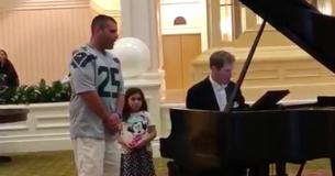Un homme choque le public dans un parc Disneyland en chantant magnifiquement avec un pianiste