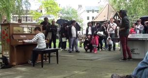 Un garçon de 11 ans s'assoit sur un piano en plein air et étonne le public en jouant la Sonate de Beethoven