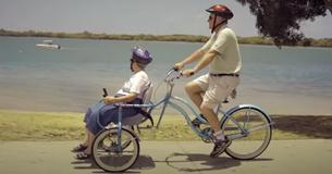 Zijn vrouw heeft Alzheimer - Hij heeft een fiets voor haar gemaakt zodat ze samen kunnen fietsen