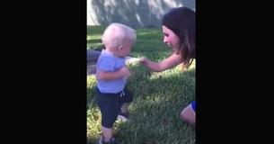 Una donna senza un arto prova a battere il pugno con un bambino di 1 anno e la sua reazione la fa scoppiare a piangere