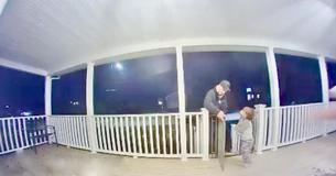 Un jeune enfant a poursuivi un livreur de pizza pour le serrer dans ses bras, mais il ne savait pas qu'il venait de perdre sa fille