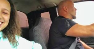 Une adolescente enregistre secrètement son père en train de chanter dans sa voiture, et tout le monde succombe pour sa voix